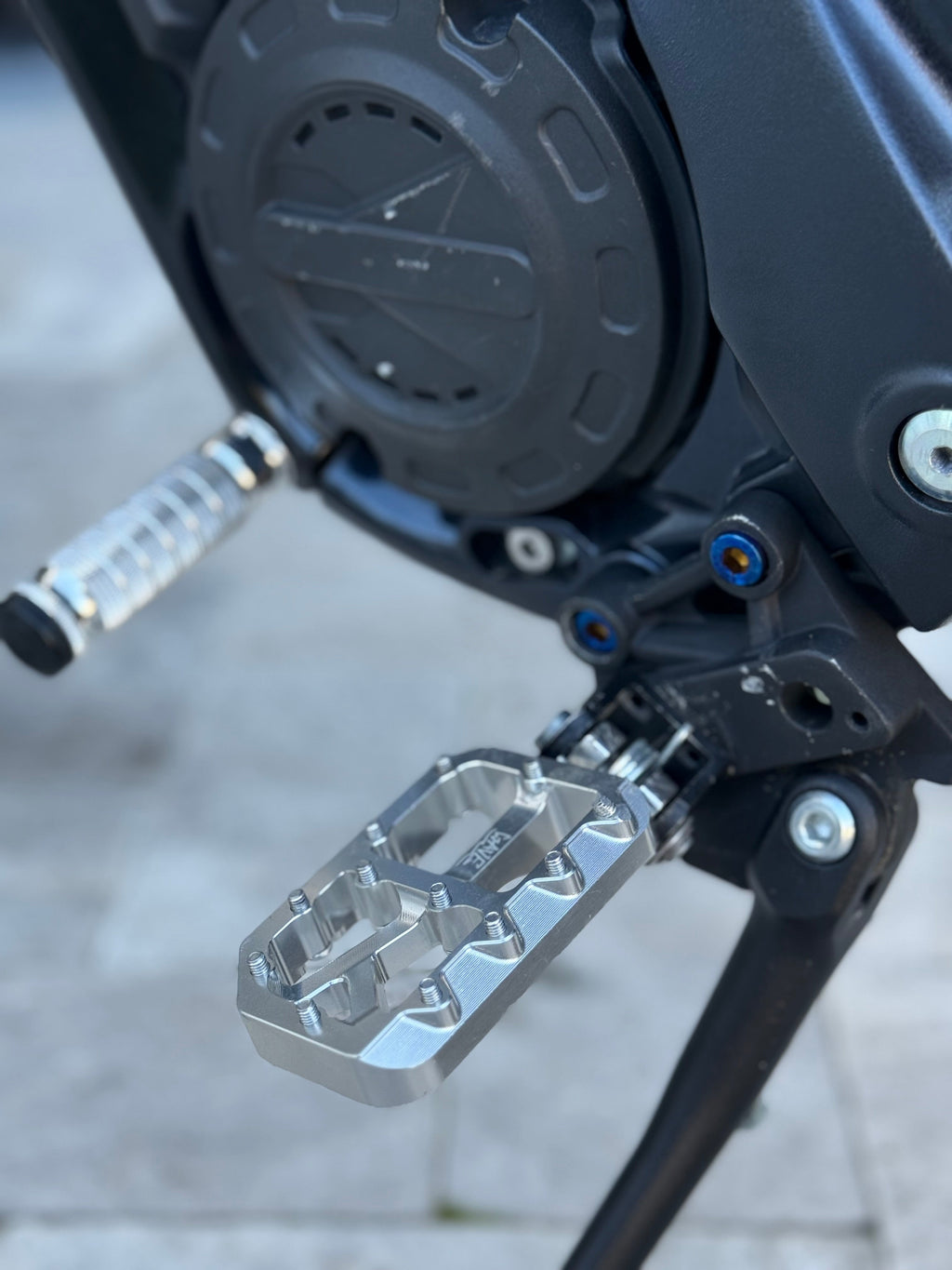 TALARIA X3 PEG BRACKET TITANIUM BOLTS